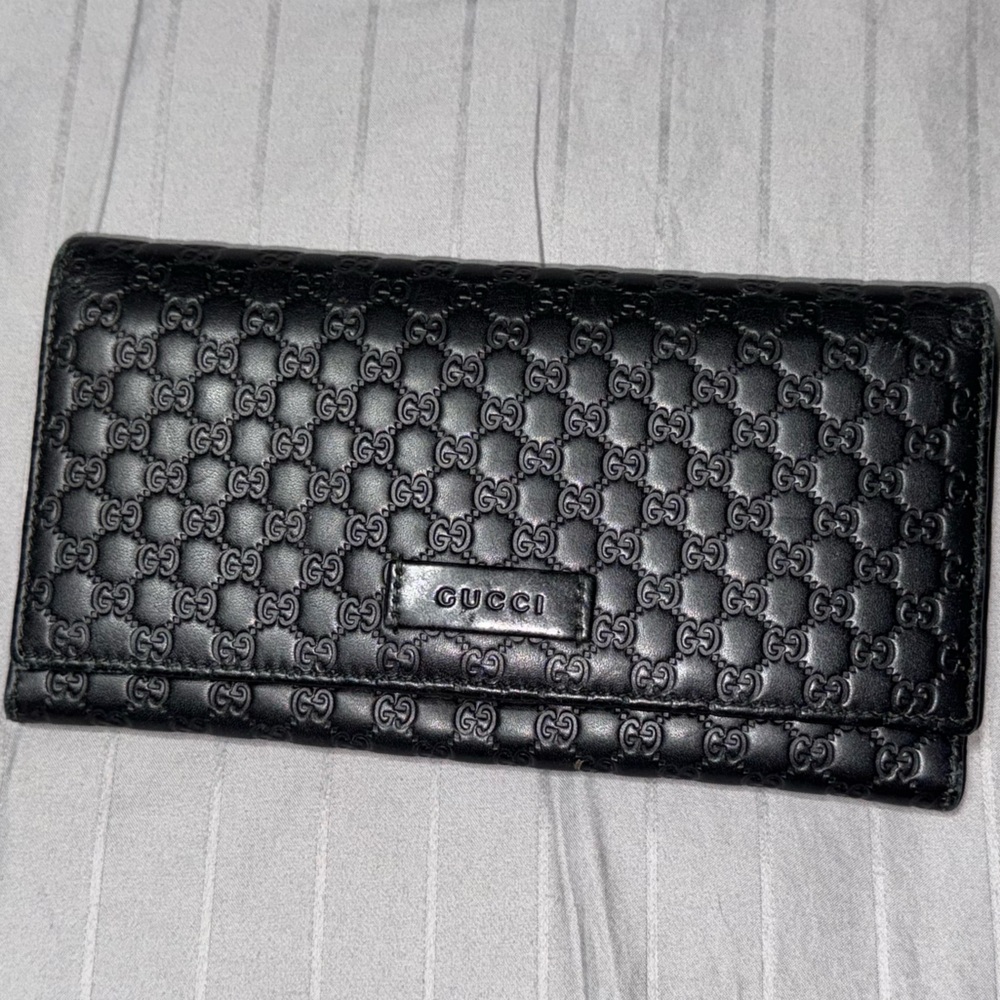 Gucci wallet in excellent condition.